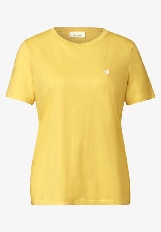 T-shirt jaune femme à col rond avec petit logo cœur blanc sur la poitrine.