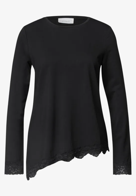 Schwarzer Pullover mit Rundhalsausschnitt, spitzenbesetztem Saum und asymmetrischem Schnitt.