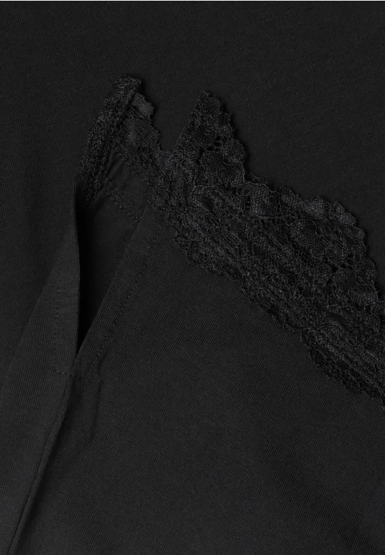 Schwarzes Spitzen-Bustier aus leichtem, transparentem Stoff mit zarter Spitze am Ausschnitt.