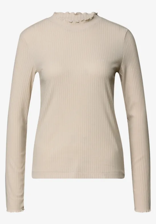 Beige, langärmliges, geripptes Oberteil mit Rüschenkante am Kragen und an den Ärmeln.