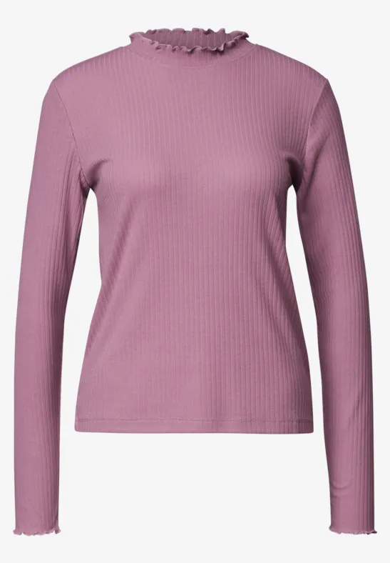 Rosa, gerippter Langarm-Pullover mit Stehkragen und Rüschensaum.