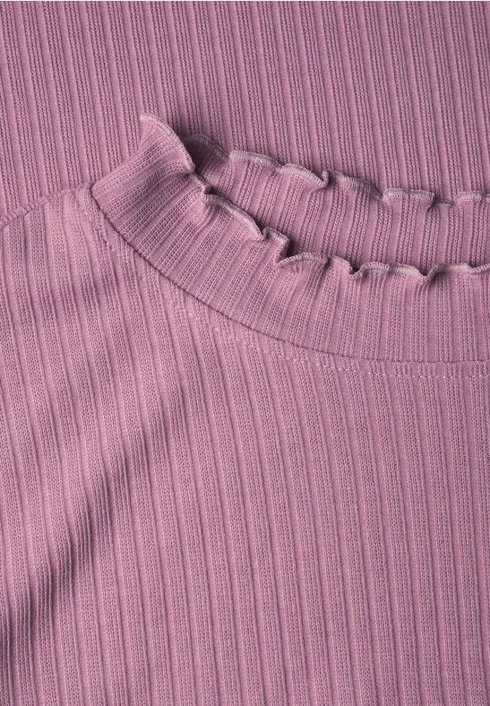 Nahaufnahme eines rosafarbenen, gerippten T-Shirts mit Rundhalsausschnitt