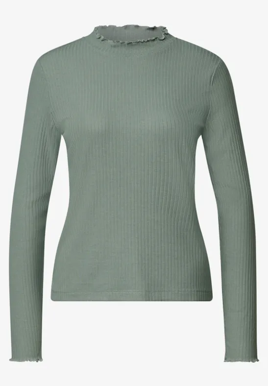 Grünes, geripptes Langarmshirt mit Stehkragen und feinen Wellenrändern an Ärmeln und Saum.