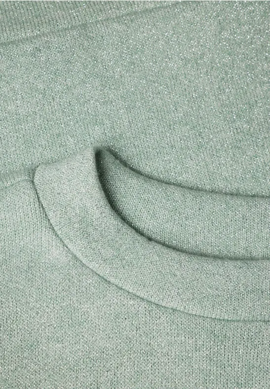 Nahaufnahme zweier übereinandergelegter T-Shirts aus grünem, meliertem Strickstoff
