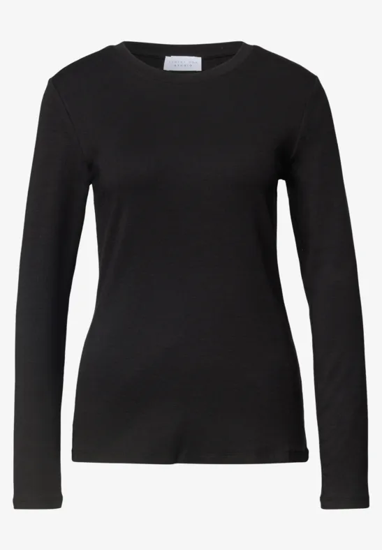 Schwarzes, eng anliegendes Langarmshirt ohne Muster.