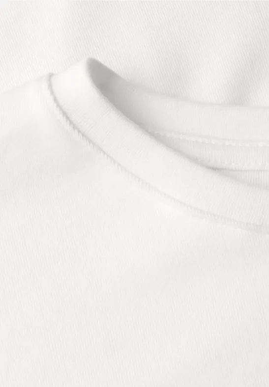 Nahaufnahme eines weißen T-Shirts mit rundem Kragen