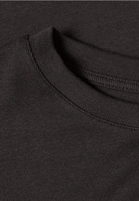 Czarny T-shirt z okrągłym dekoltem i dyskretnym przeszyciem przy kołnierzu