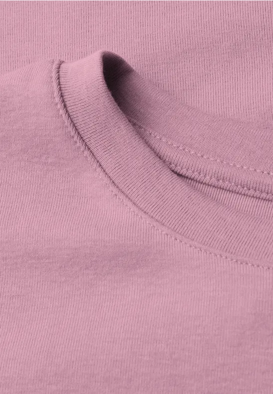 Nahaufnahme eines rosa T-Shirt-Ausschnitts mit geripptem Kragen.