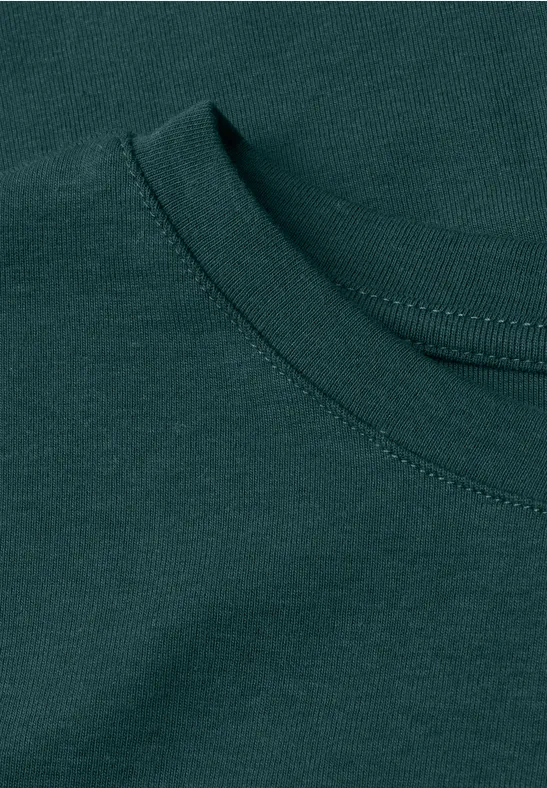 Nahaufnahme eines dunkeltürkisfarbenen T-Shirt-Ausschnitts.