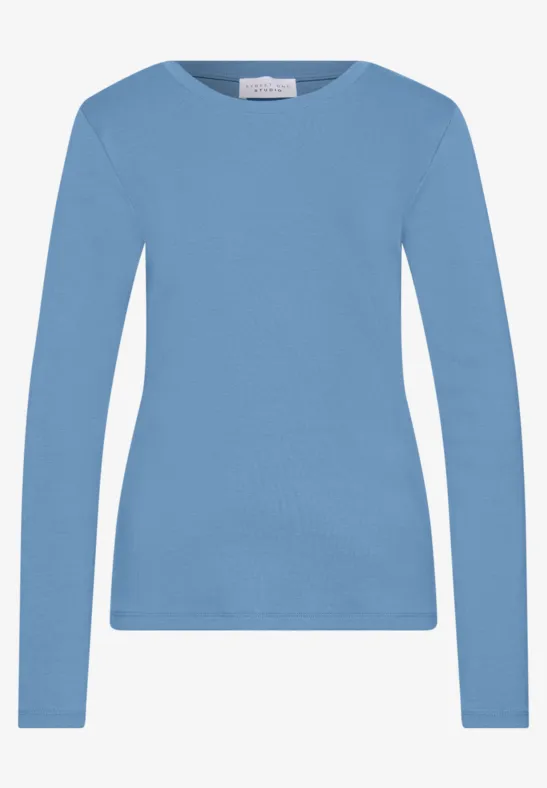 Einfaches hellblaues Langarmshirt aus weichem Material, klassischer Rundhalsausschnitt.