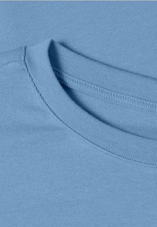 Hellblaues T-Shirt mit rundem Halsausschnitt, Ansicht von oben.