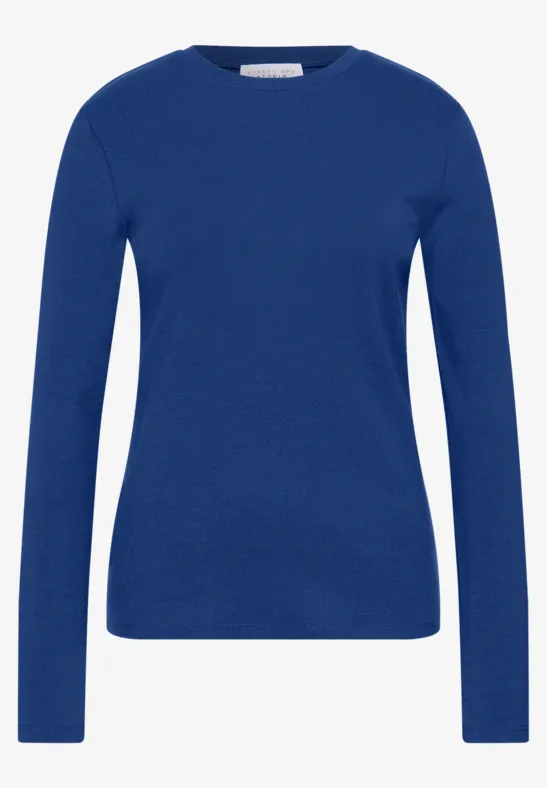 Ein schlichter, blauer Pullover mit langen Ärmeln und Rundhalsausschnitt.