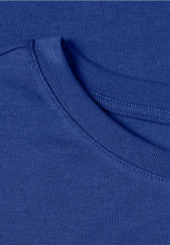 Nahaufnahme eines dunkelblauen T-Shirt-Ausschnitts mit sichtbarer Naht.