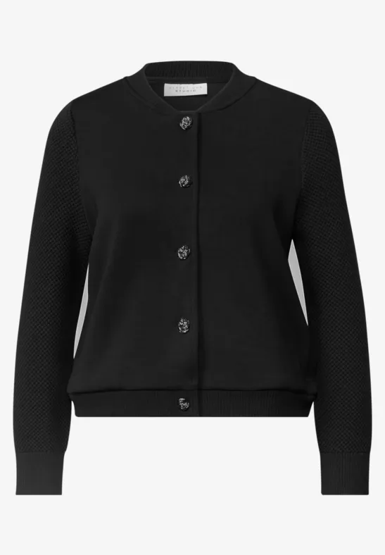 Zwarte, langarmige cardigan met ronde hals en knoopsluiting, eenvoudig en stijlvol.