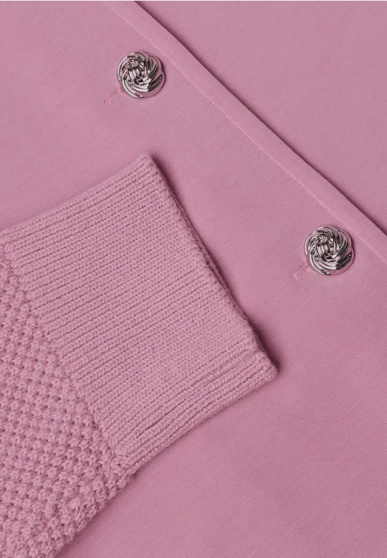 Rosafarbener Strickblazer mit silbernen Knöpfen und texturiertem Ärmelbündchen