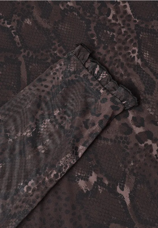 Bruine stof met slangenhuidprint en transparant netzakje, close-up.