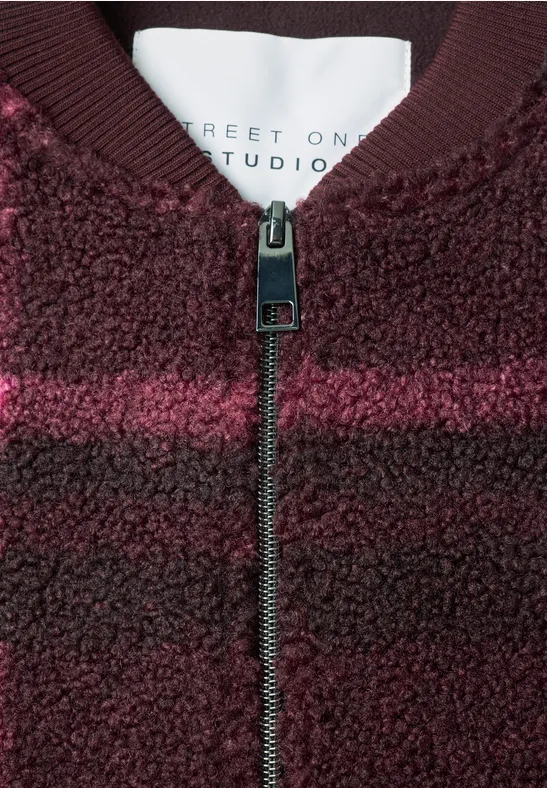 Bordeauxrote Teddy-Fleecejacke mit Reißverschluss, Streifenmuster und lässigem Bomberkragen