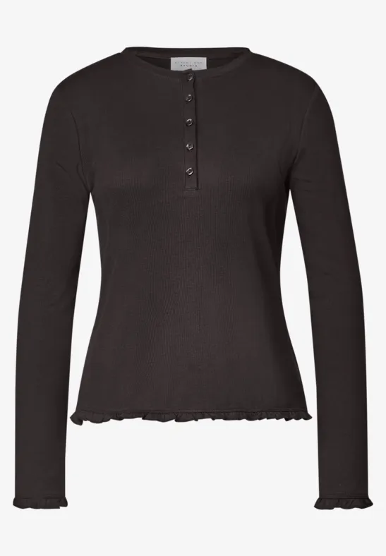 Schwarzes, langärmliges Henley-Shirt mit Knopfleiste und Rüschen an Saum und Ärmelsäumen.