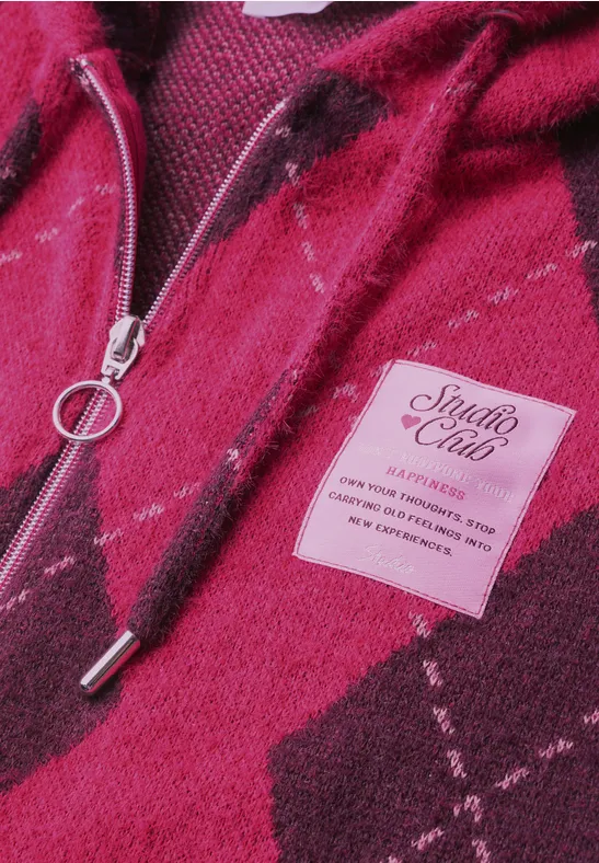 Nahaufnahme eines rot-schwarzen Argyle-Hoodies mit Ring-Zipper und rosa Sigma-Club-Patch