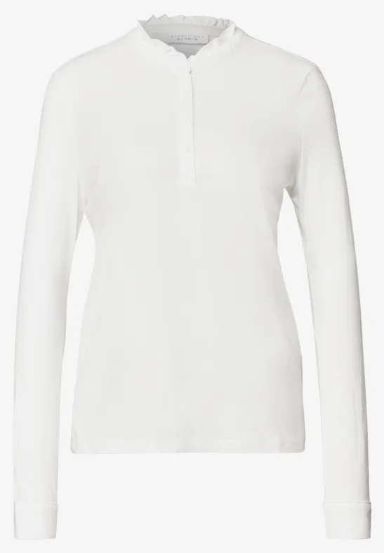 Weißes Langarmshirt mit Rüschkragen und Knopfleiste, schlicht und elegant.