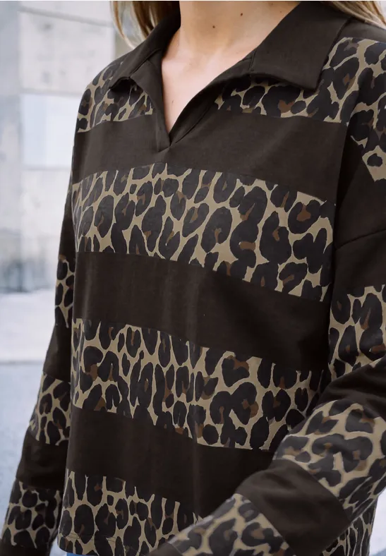 Haut à col V avec rayures alternées marron foncé et motif léopard.