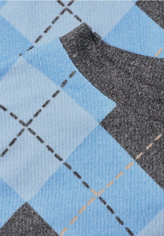 Nahaufnahme eines textilen Musters aus Blautönen, Schwarz und grauen Stichelementen.