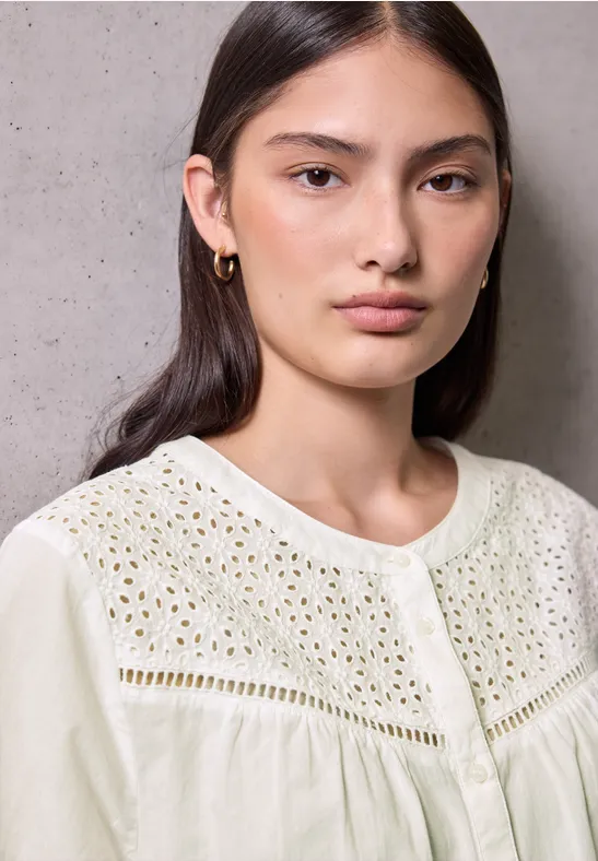 Kurzarmbluse mit Stickerei off white