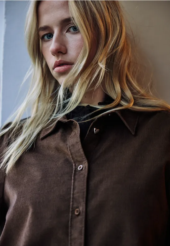 Sztruksowa bluzka koszulowa null