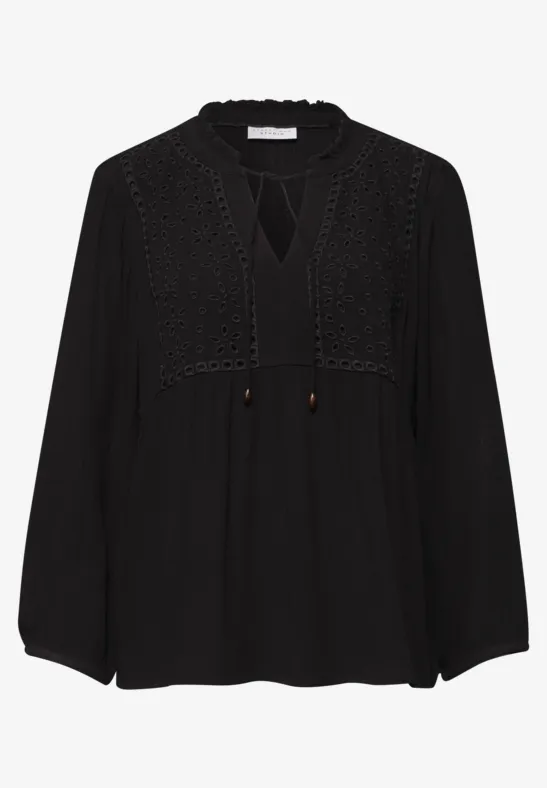 Schwarze, langärmlige Bluse mit Spitzenbesatz und Schnürung am Ausschnitt.