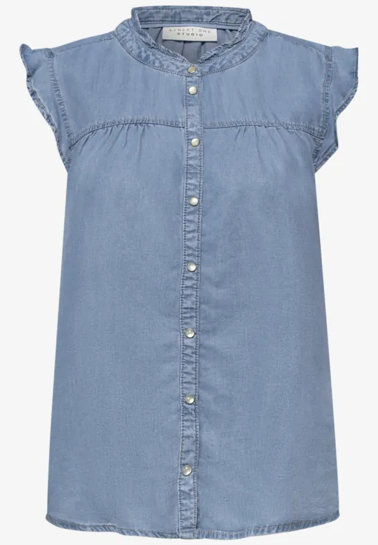 Mouwloze denim blouse in lichtblauw met ronde hals, ruitjesmouwtjes en knoopsluiting.