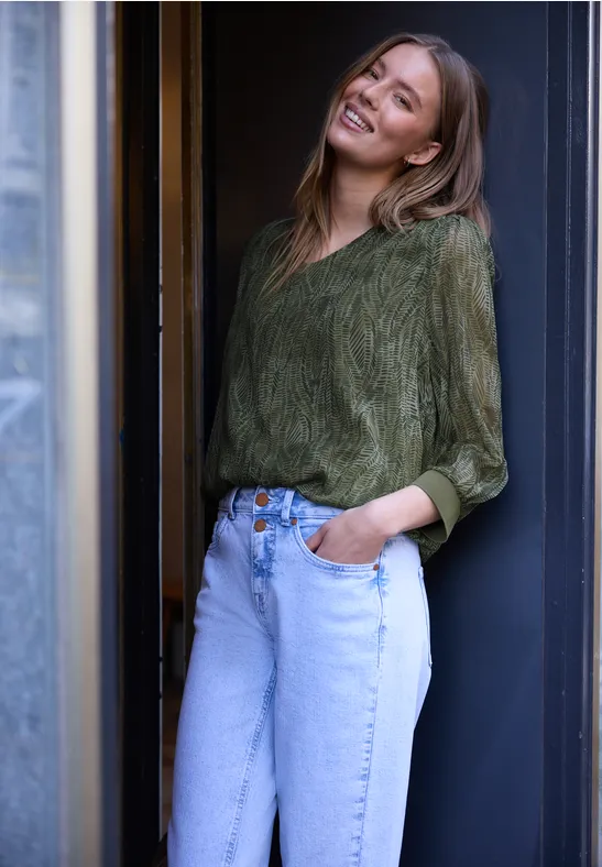 Blouse à manches longues avec col en V en mousseline de soie oil green