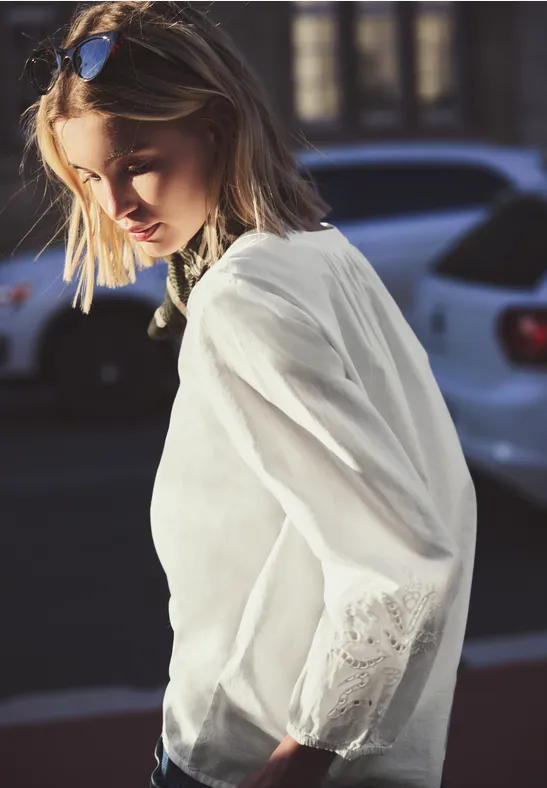 Blouse met gespleten hals en borduursel off white