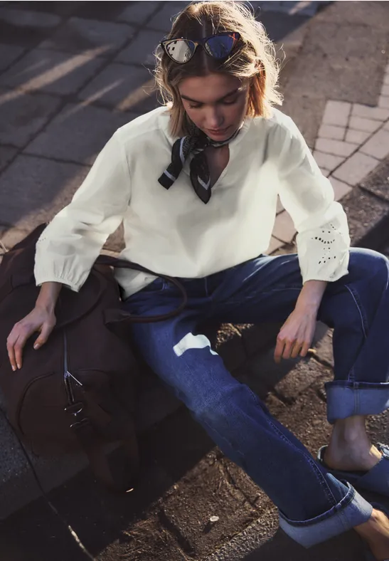 Blouse met gespleten hals en borduursel off white