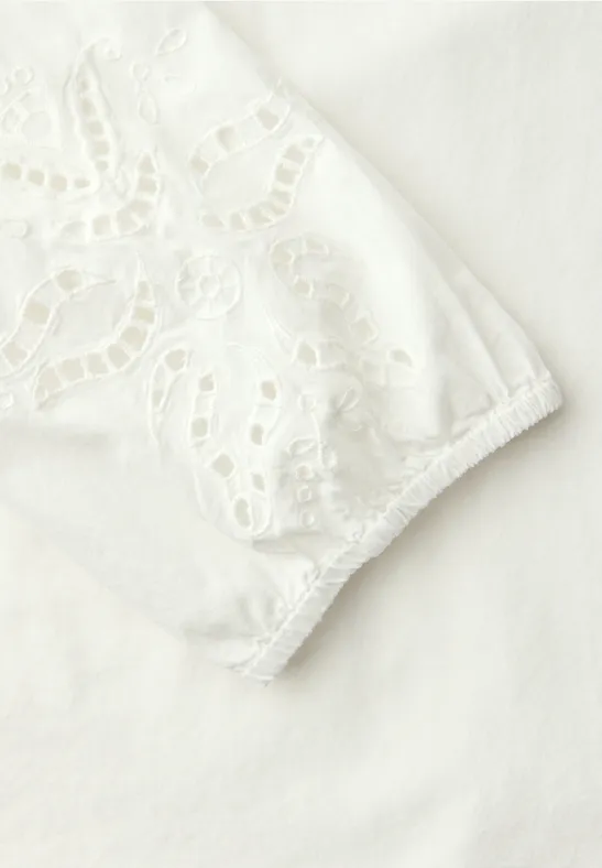 Blouse met gespleten hals en borduursel off white