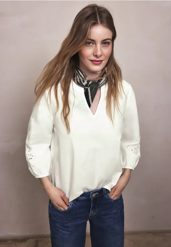 Blouse met gespleten hals en borduursel off white