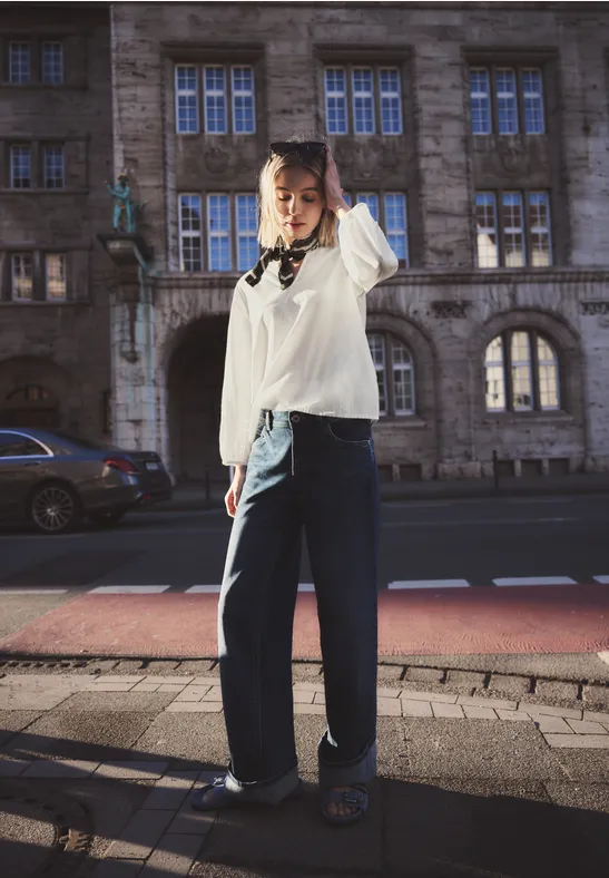 Blouse met gespleten hals en borduursel off white