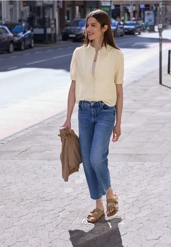 Blouse à manches courtes avec col rond et volants stone sand