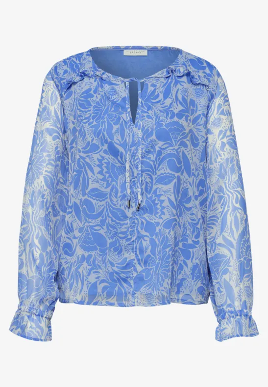 Damesblouse in blauw met wit bladpatroon, V-hals met koordsluiting en geplooide mouwzoom