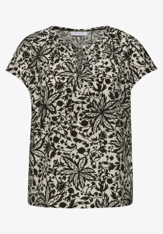 Dames T-shirt met korte mouwen, zwart bloemenpatroon op een lichte achtergrond.