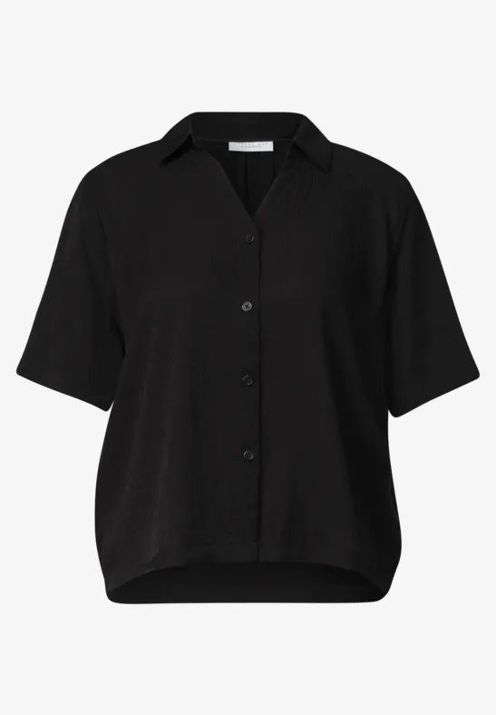Schwarze Bluse mit Knopfleiste, kurzen Ärmeln und Hemdkragen.