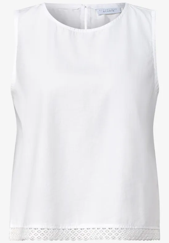Weiße ärmellose Bluse mit Rundhalsausschnitt und feiner Spitze am Saum.