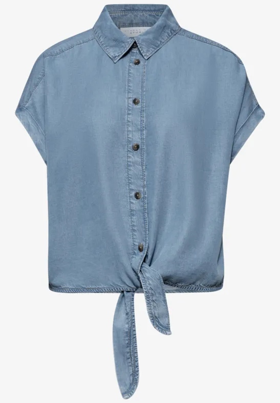 Kurzes, hellblaues Jeans-Hemd mit angeschnittenen Ärmeln und Knoten am Saum