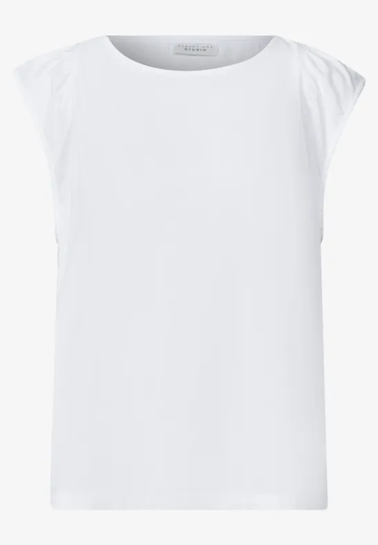 Schlichtes weißes Damen-Shirt mit leichten Schulterüberschnitten.
