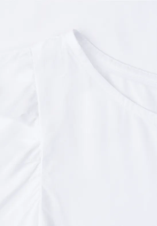 Nahaufnahme eines weißen T-Shirts mit Rundhalsausschnitt.