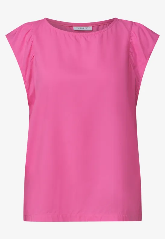 Mouwloze dames top in felroze, rechte pasvorm, ronde hals en subtiele geplooide schouderdetails.