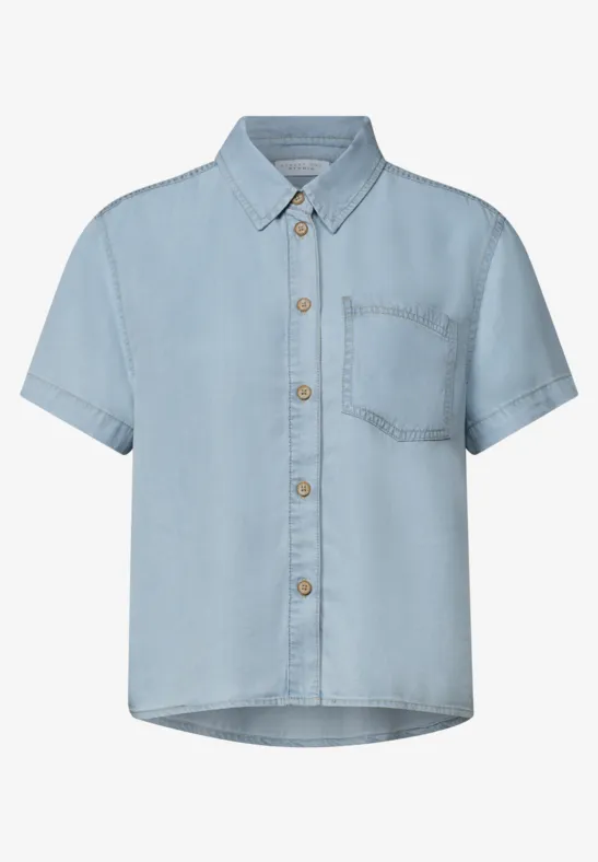 Hellblaues, kurzärmeliges Jeanshemd mit Kragen, Knopfleiste und Brusttasche.