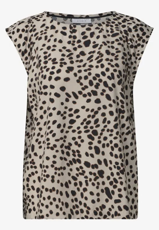 Mouwloze top in beige met zwart luipaardenprint.