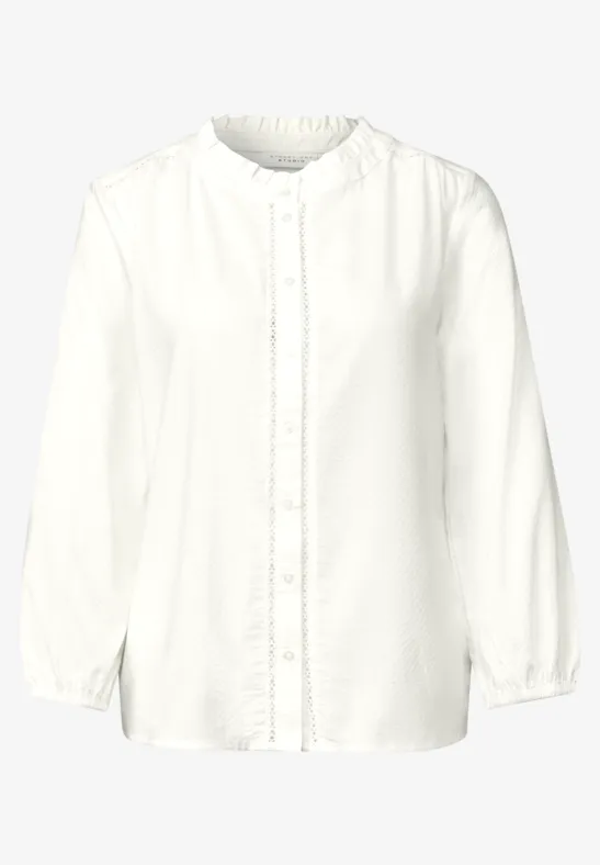 Weiße Bluse mit Knopfleiste, langen Ärmeln und rundem Ausschnitt.