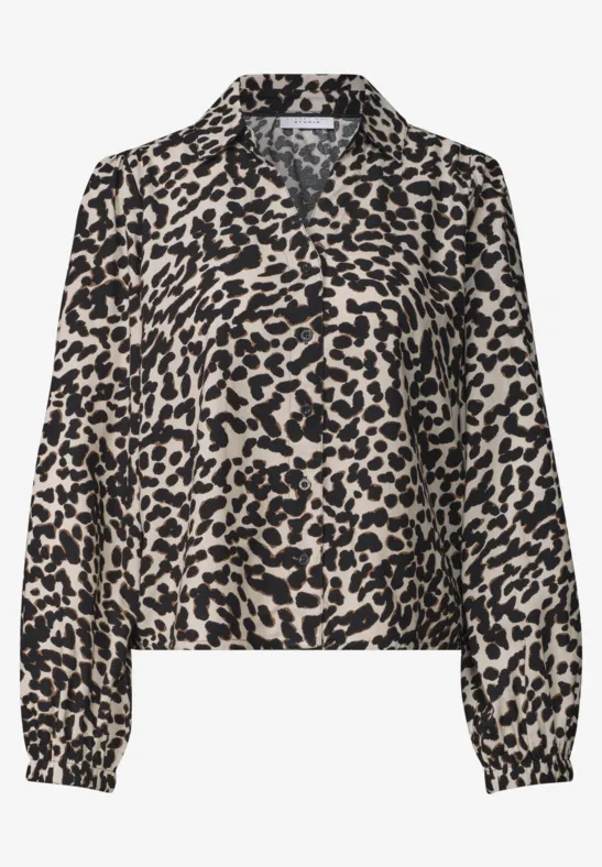 Lichte blouse met beige-zwart luipaardprint, V-hals en lange mouwen.