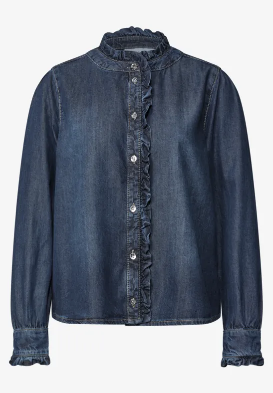 Dunkelblaue Jeansbluse mit Rüschenkragen und -manschetten, Knopfleiste vorn.